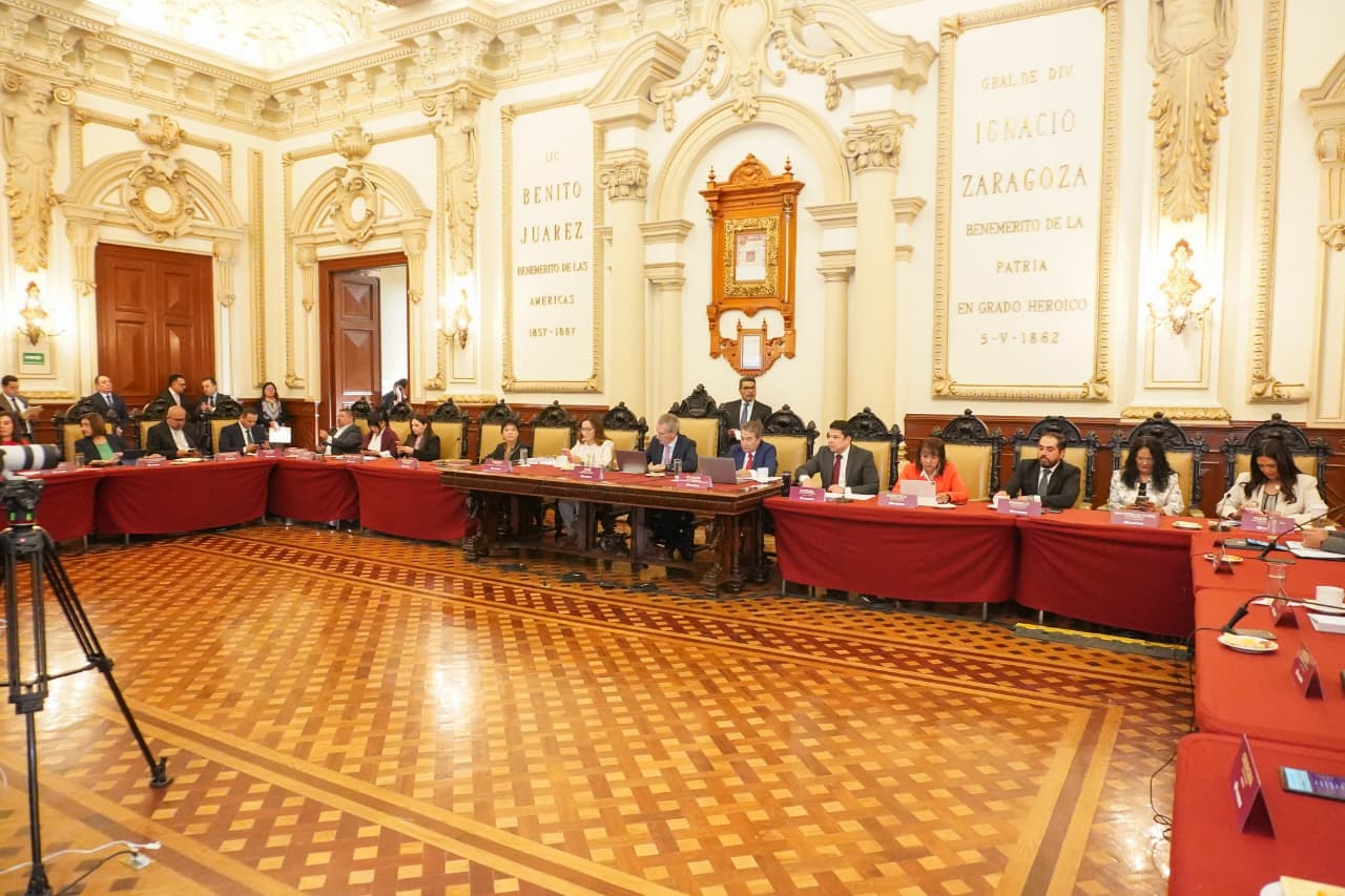 Cabildo de Puebla aprueba concesión de paraderos, ampliación de estacionamiento rotativo y Día Municipal de la Mujer Trabajadora