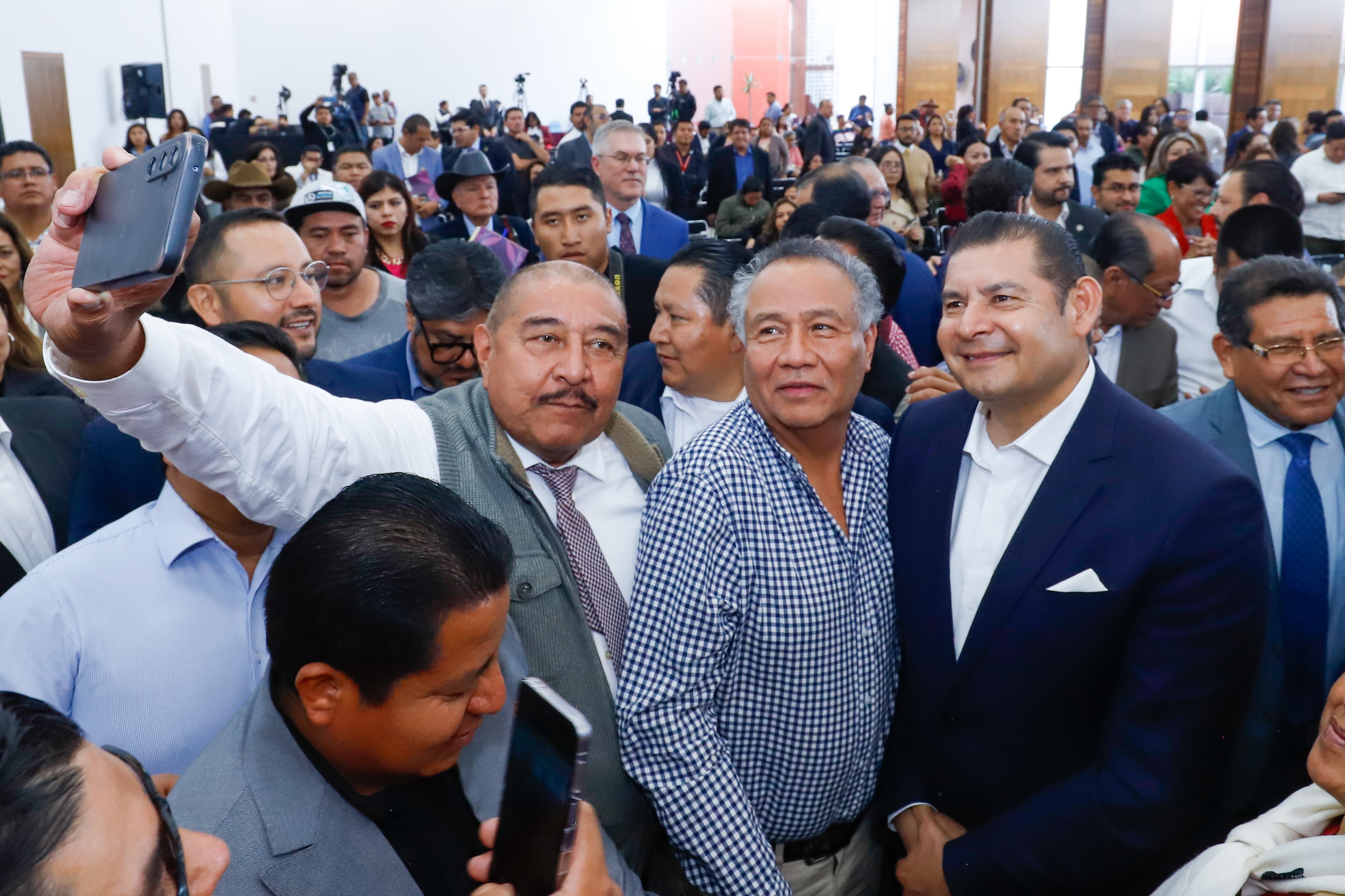 Gobierno de Puebla refuerza protección legal para migrantes en Estados Unidos