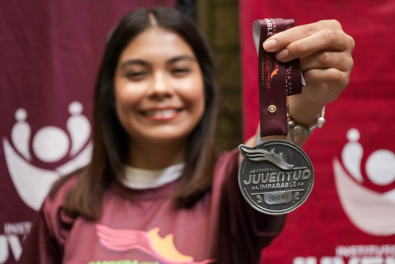 Tonantzin Fernández entrega becas a jóvenes estudiantes y deportistas en San Pedro Cholula