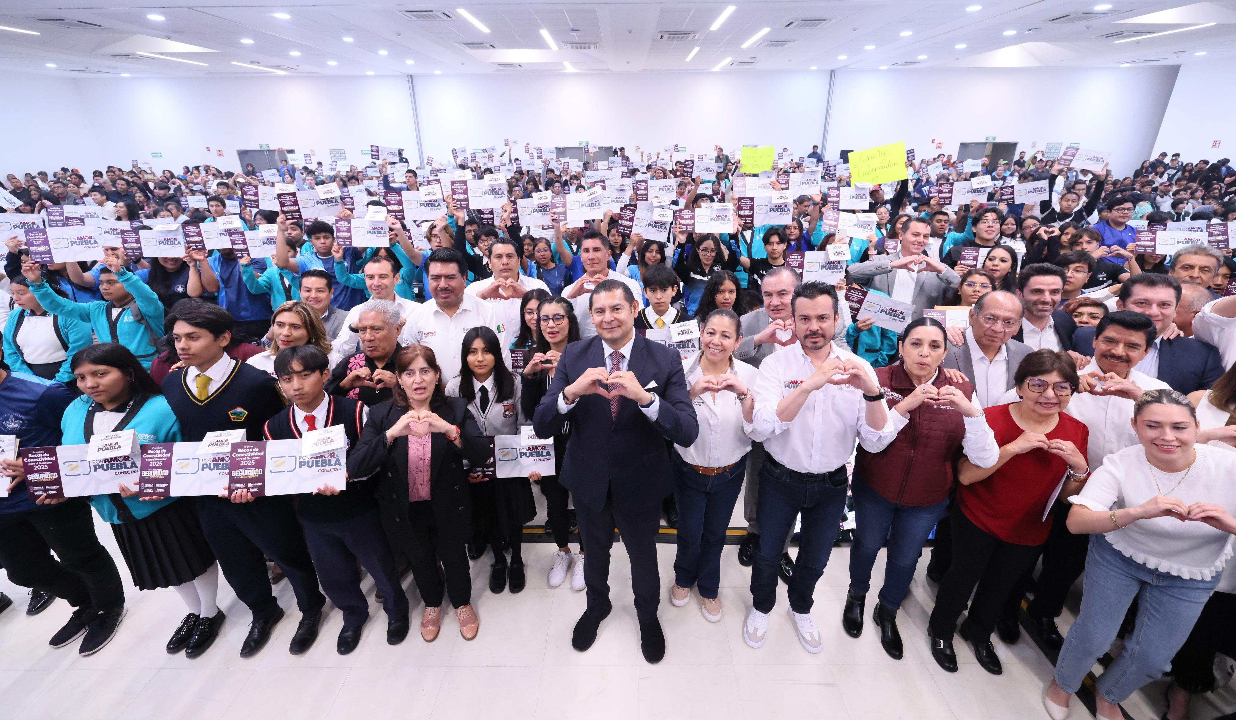 Puebla amplía módulos de atención para becas de conectividad estudiantil