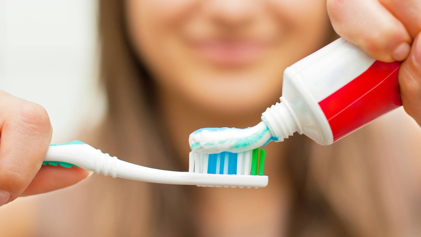 COFEPRIS ordena retiro de crema dental Colgate Total Prevención Activa Clean Mint por posibles reacciones adversas