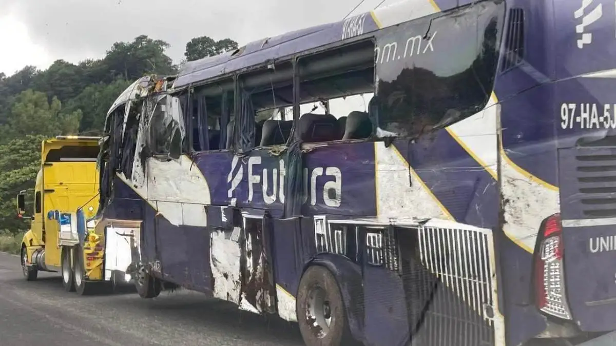 Autobús cae a barranco en la México-Tuxpan: tres muertos y 25 heridos