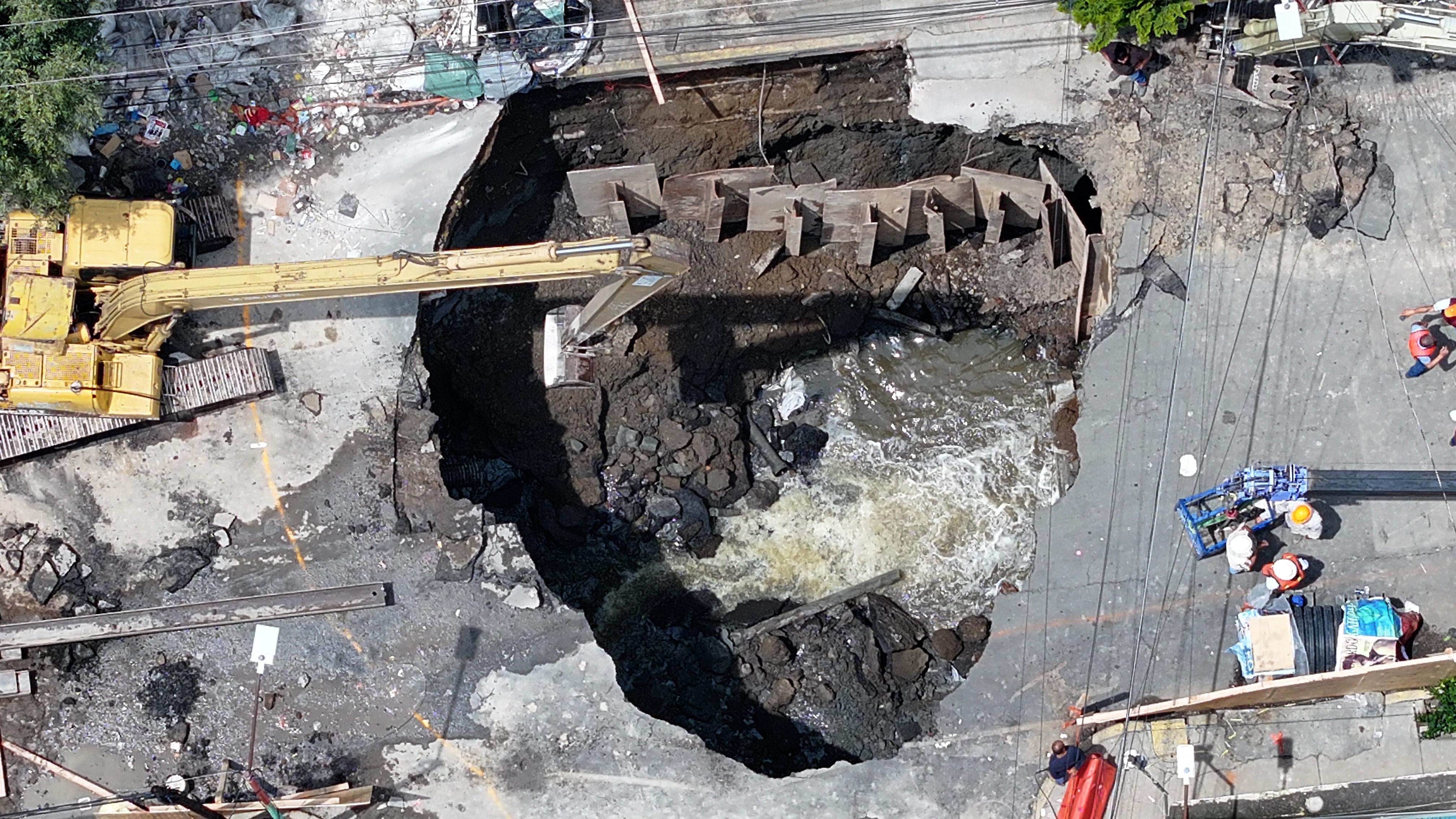 Crece megasocavón en Iztapalapa: desalojan a 30 personas por riesgo de derrumbe