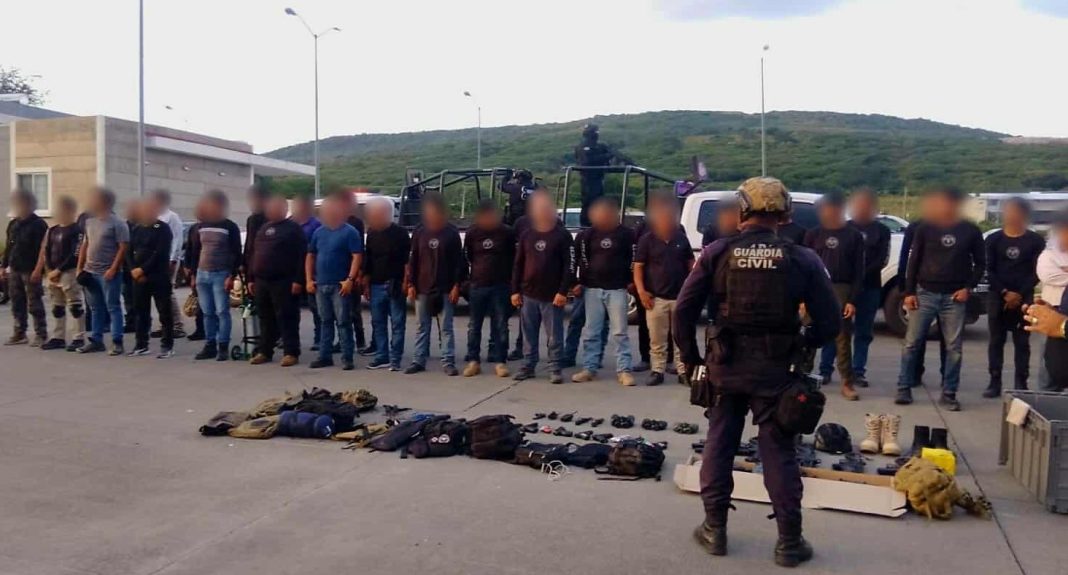 Detienen a 38 integrantes de La Luz del Mundo con armas y equipo táctico en Michoacán