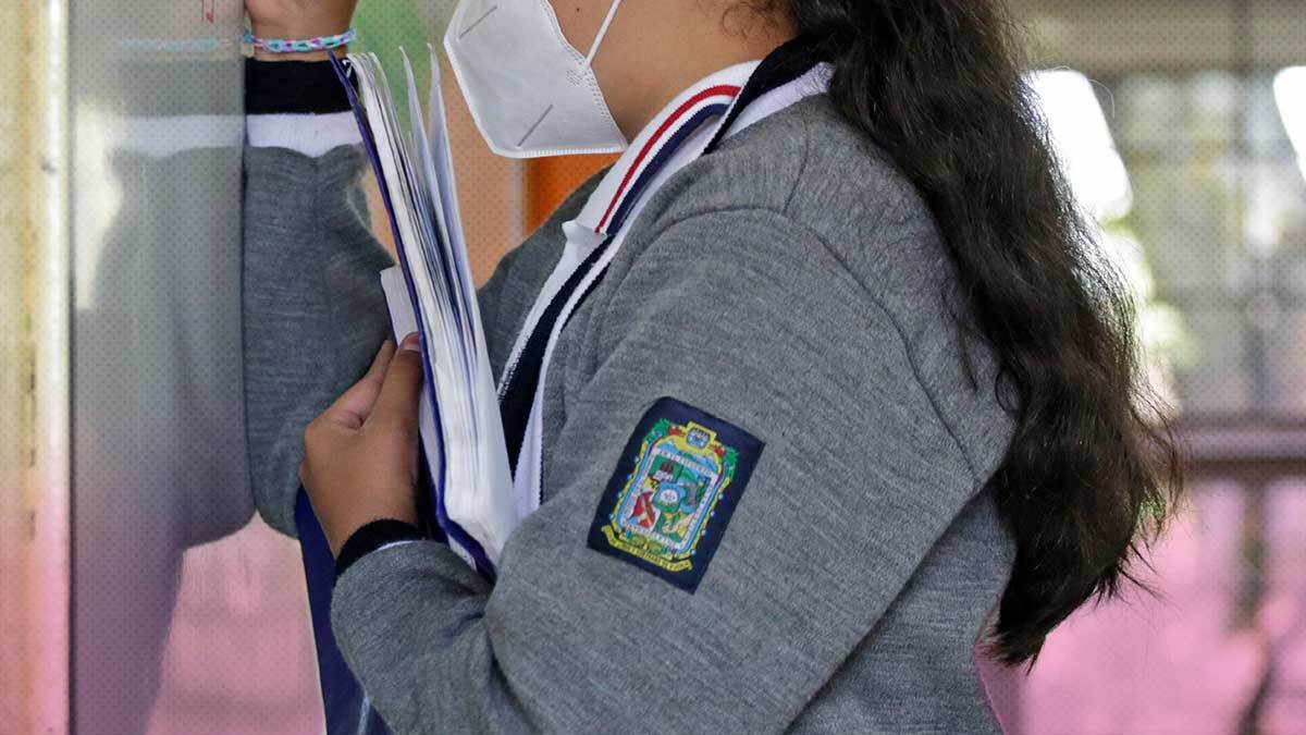 Niñas poblanas podrán elegir usar falda o pantalón en su uniforme escolar