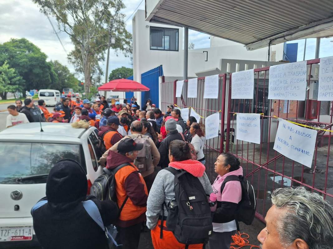\"Naranjitas\" del Organismo de Limpia exigen pagos atrasados con bloqueo en bulevar Valsequillo