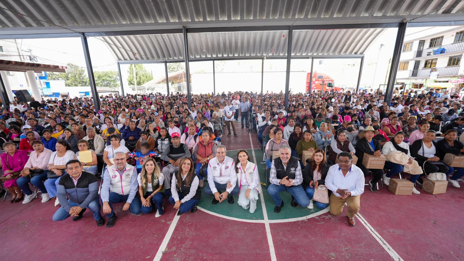Pepe Chedraui y MariElise Budib entregan apoyos alimentarios en Puebla