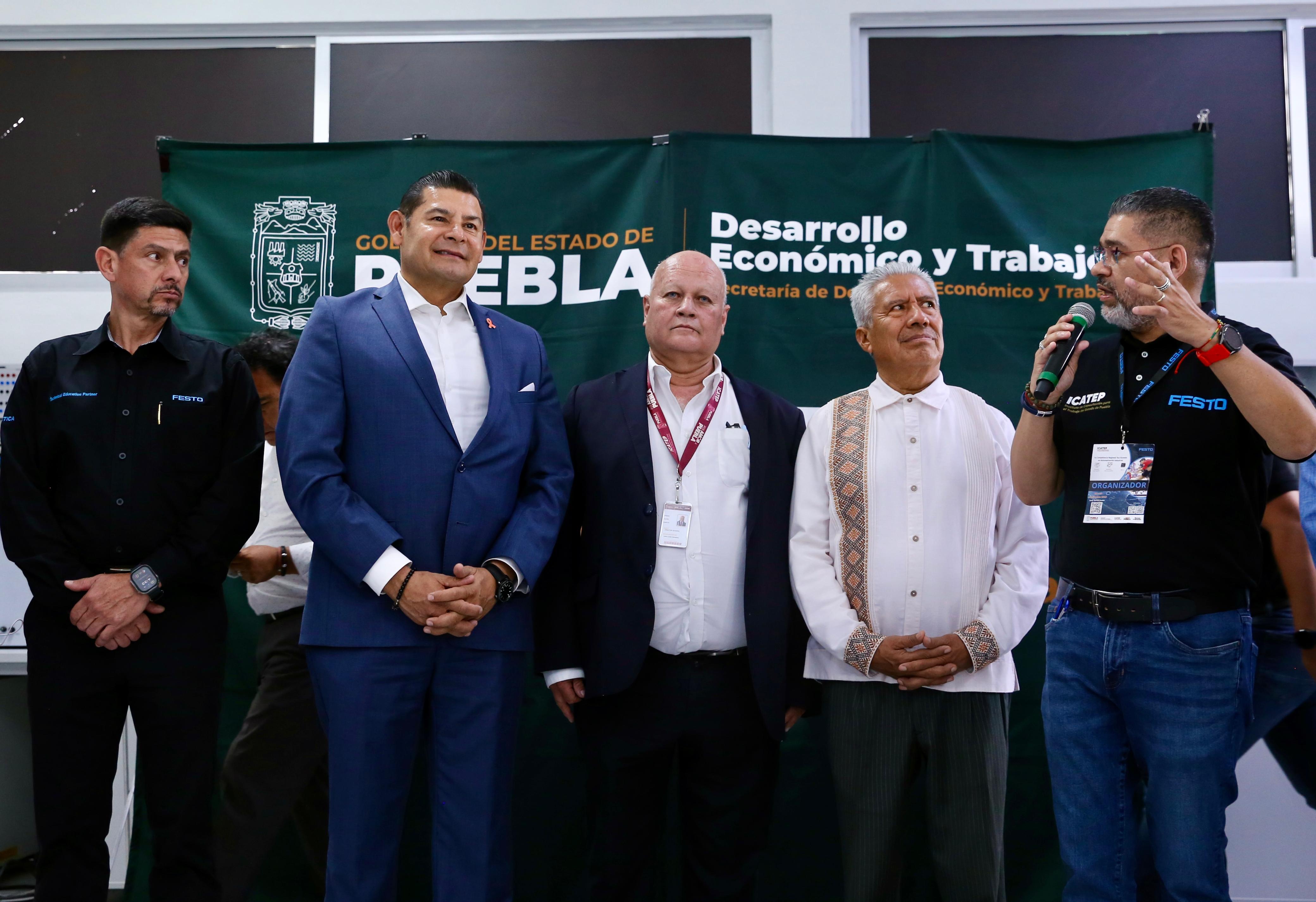 Puebla impulsa talento en competencia de automatización