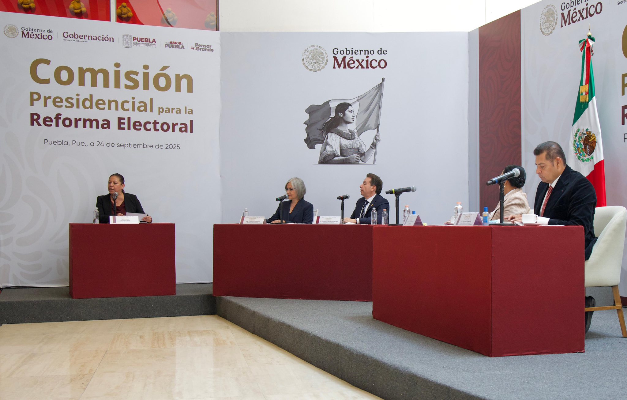Laura Artemisa propone reducir plurinominales y eliminar 32 senadores en foro electoral en Puebla