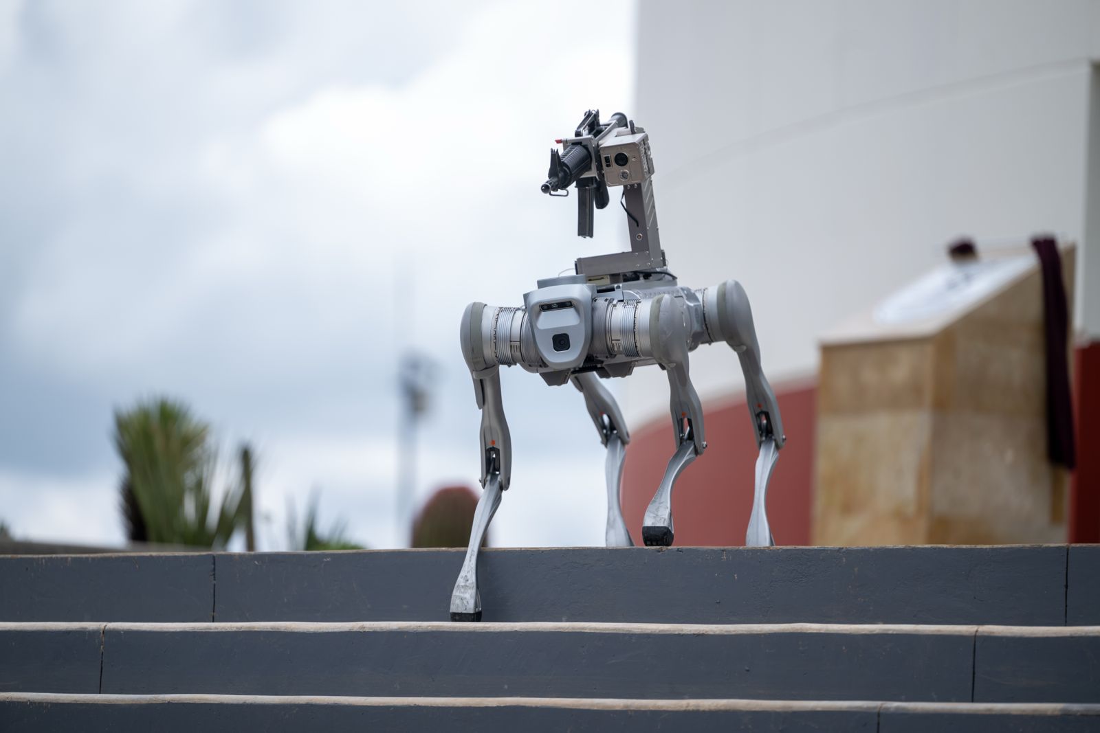 \"Perro robot\"; Zacatecas propone innovar en seguridad con un cuadrúpedo automatizado y armado