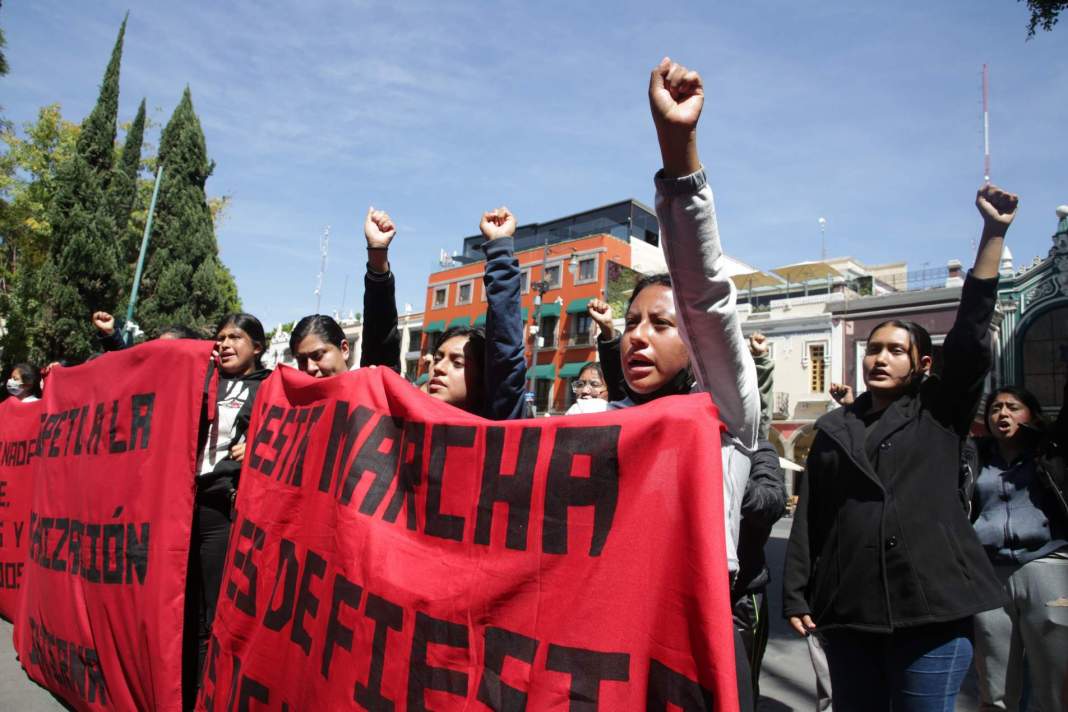 \"SEP Puebla enfrenta bloqueos: normalistas exigen acuerdos y padres reclaman falta de maestro \"