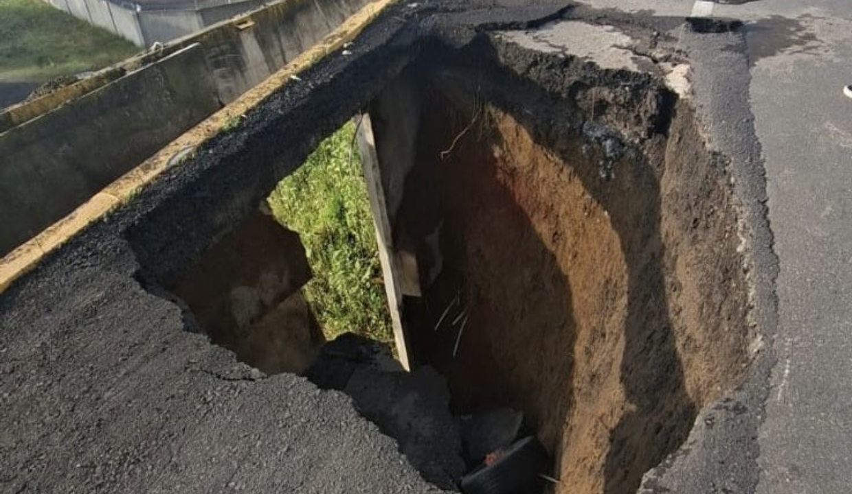 Socavón obliga a cerrar puente hacia el aeropuerto de Huejotzingo