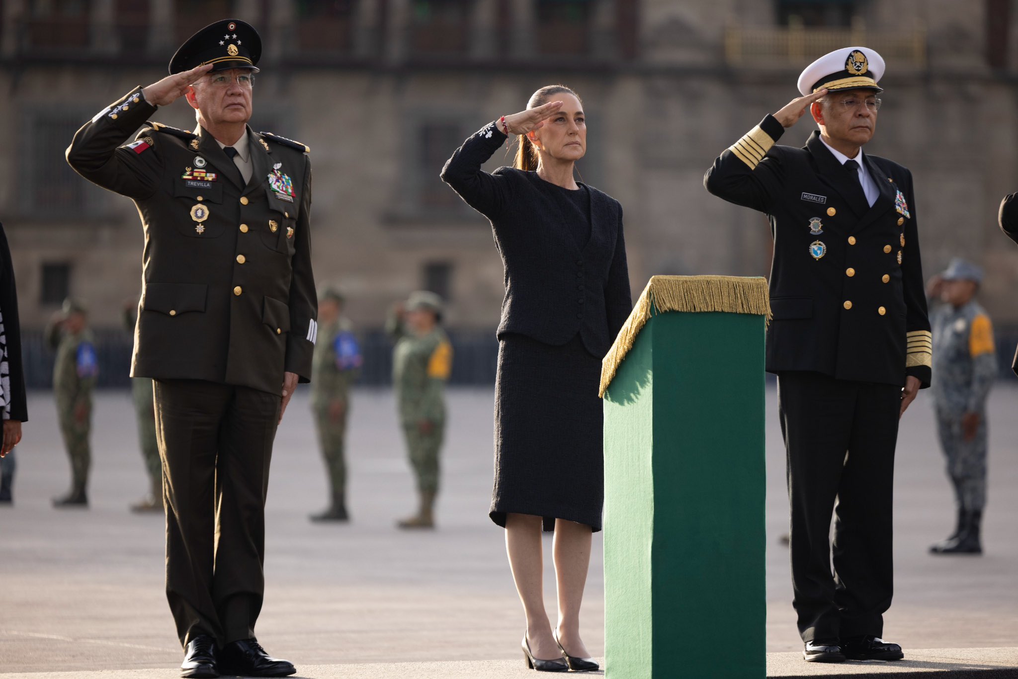 Sheinbaum encabeza homenaje a víctimas de los sismos de 1985 y 2017 en el Zócalo