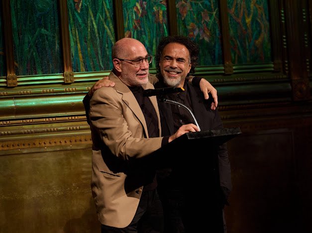El abrazo que reconciliará al cine mexicano: Iñárritu y Arriaga se reencuentran en Bellas Artes
