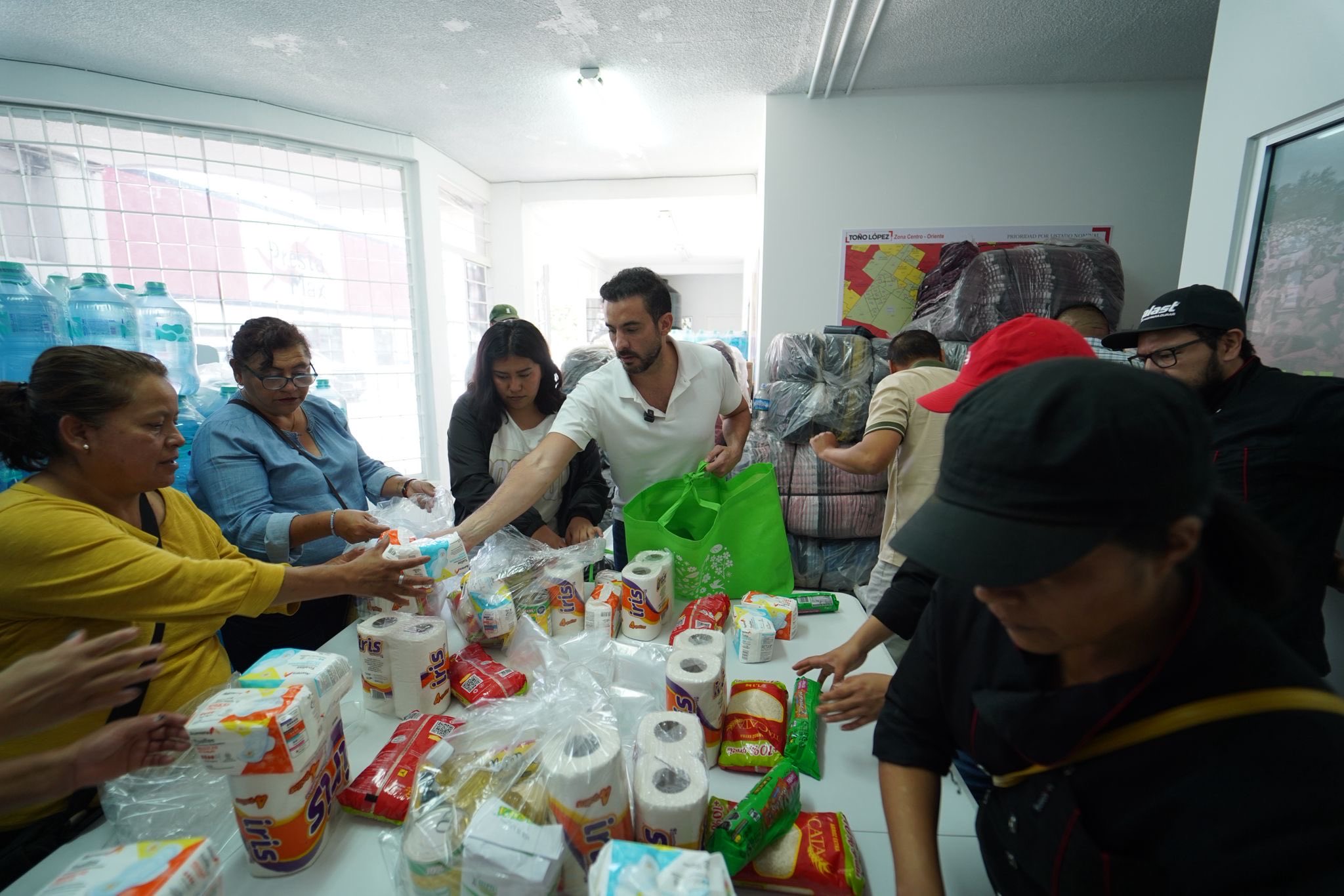 Toño López impulsa colecta de víveres para familias afectadas por lluvias; manda primer cargamento a la sierra poblana
