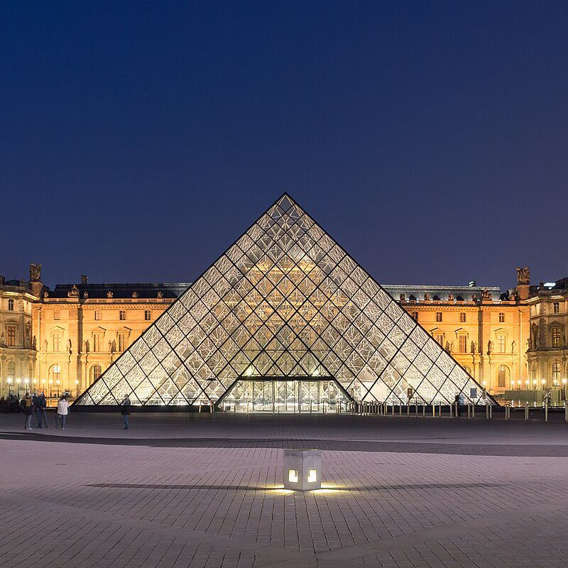 Detienen a dos sospechosos del robo millonario en el Louvre; uno intentaba huir del país