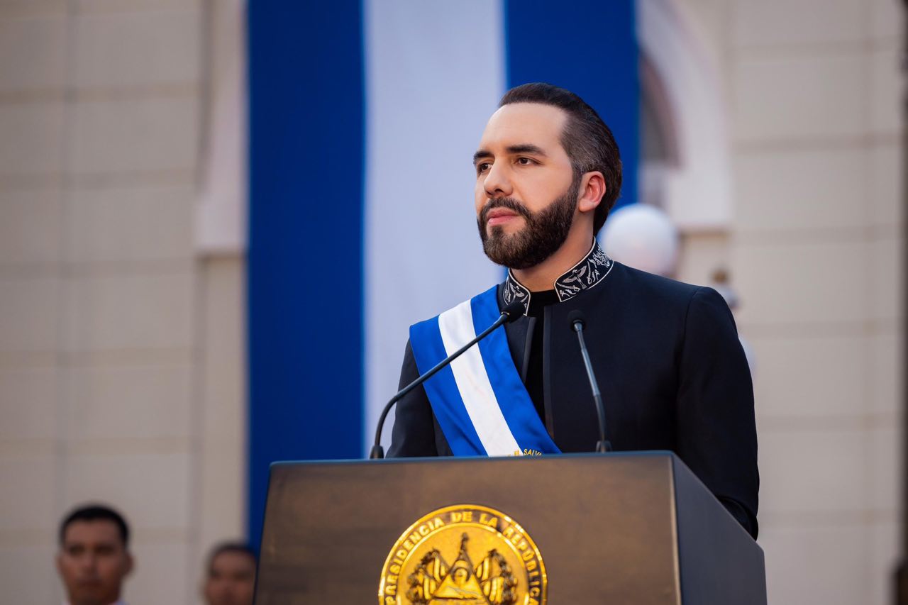 En El Salvador se endurece control en las aulas: prohíbe el lenguaje inclusivo y refuerza políticas conservadoras