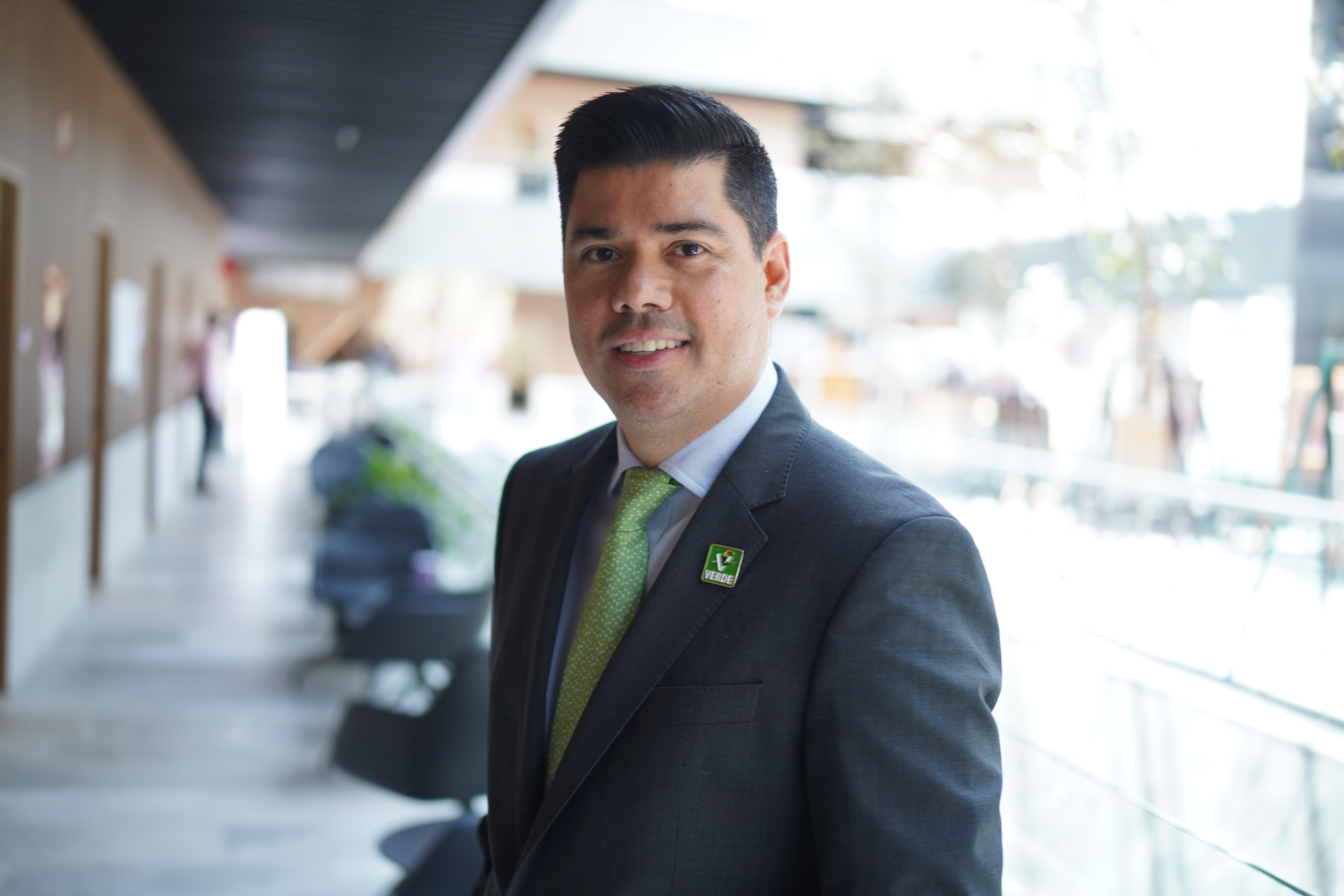 Congreso de Puebla aprueba cambiadores de pañales en baños de hombres, iniciativa promovida por Jaime Natale del Verde