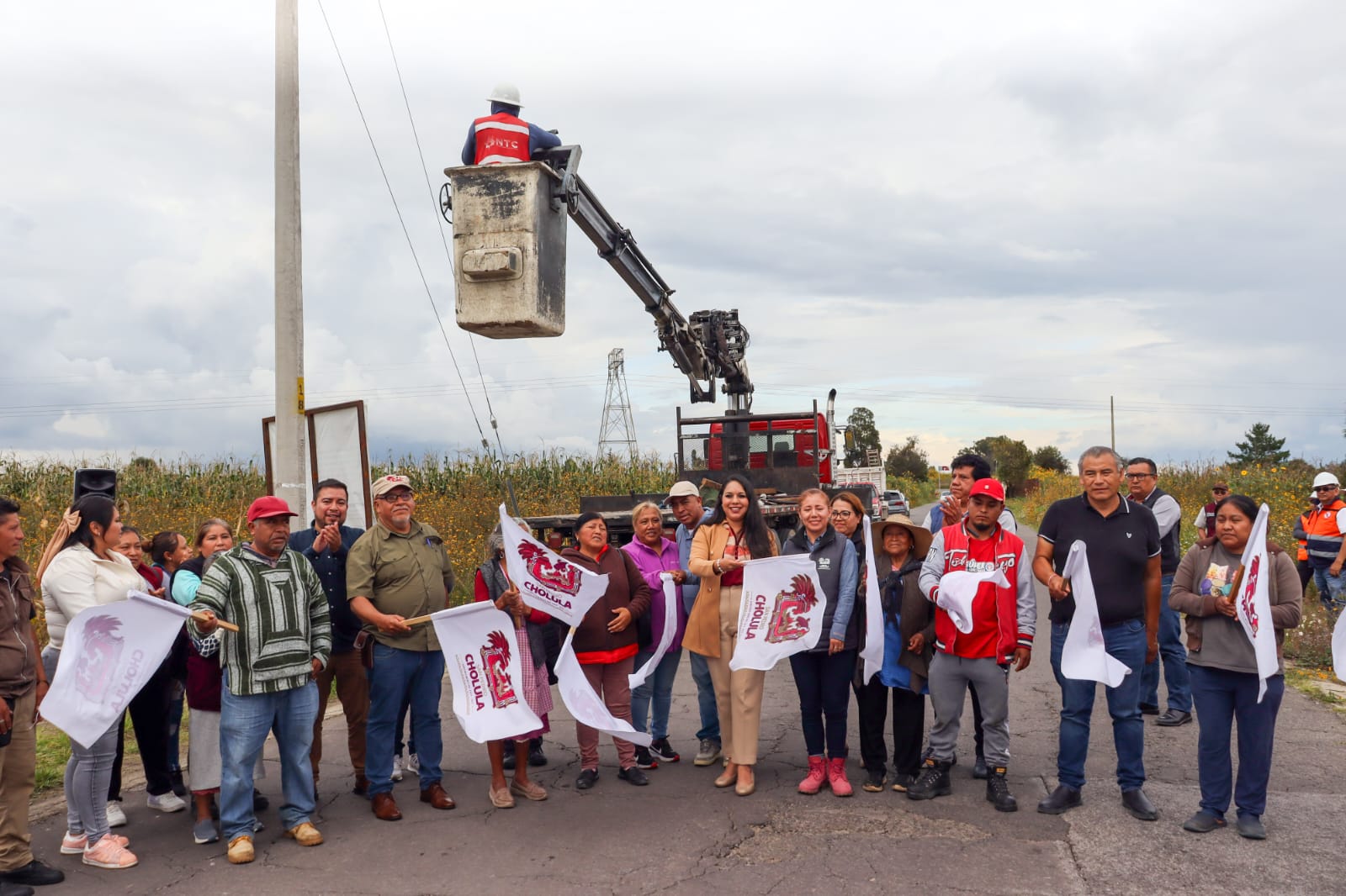 Tonantzin Fernández inicia rehabilitación del alumbrado público en San Pedro Cholula