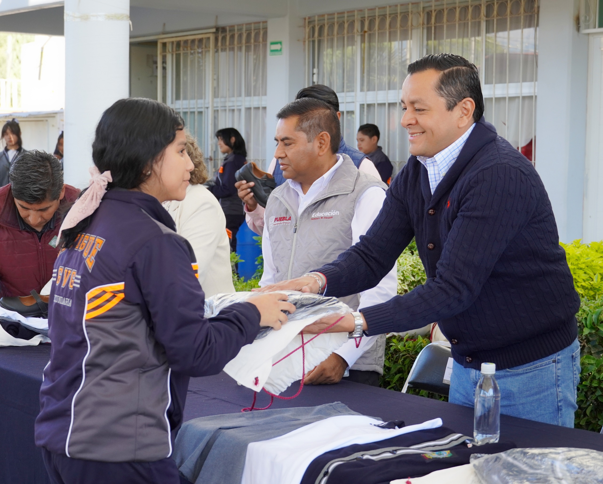 Juan Manuel Alonso encabeza entrega de uniformes del programa “Por amor a Puebla” en San Martín Texmelucan