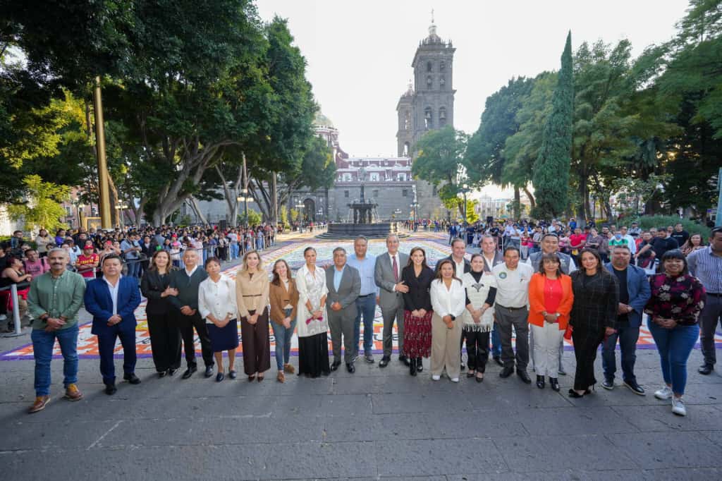 Inauguran el tapete monumental y la ofrenda del Palacio Municipal en el marco del Festival “La Muerte es un Sueño”