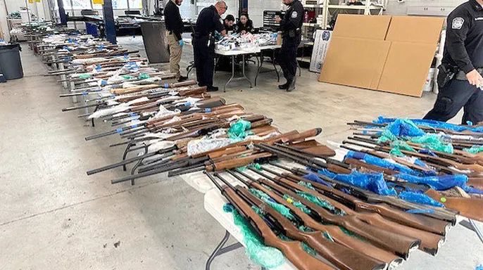 Detienen en Texas a padre e hijo que intentaban traficar más de 400 armas hacia México
