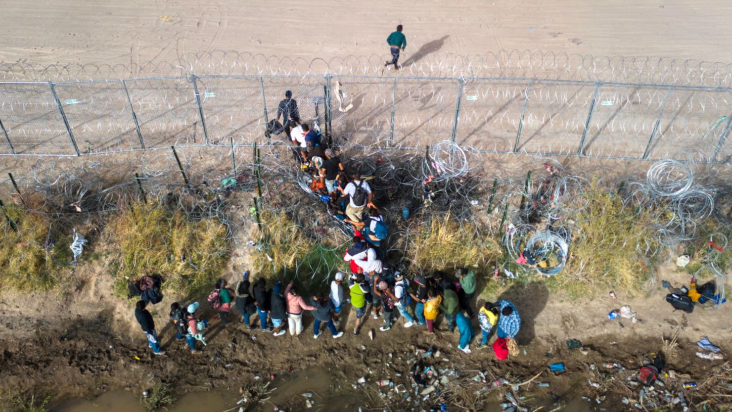 Estados Unidos reduce 80% los cruces de inmigrantes por su frontera sur durante 2025