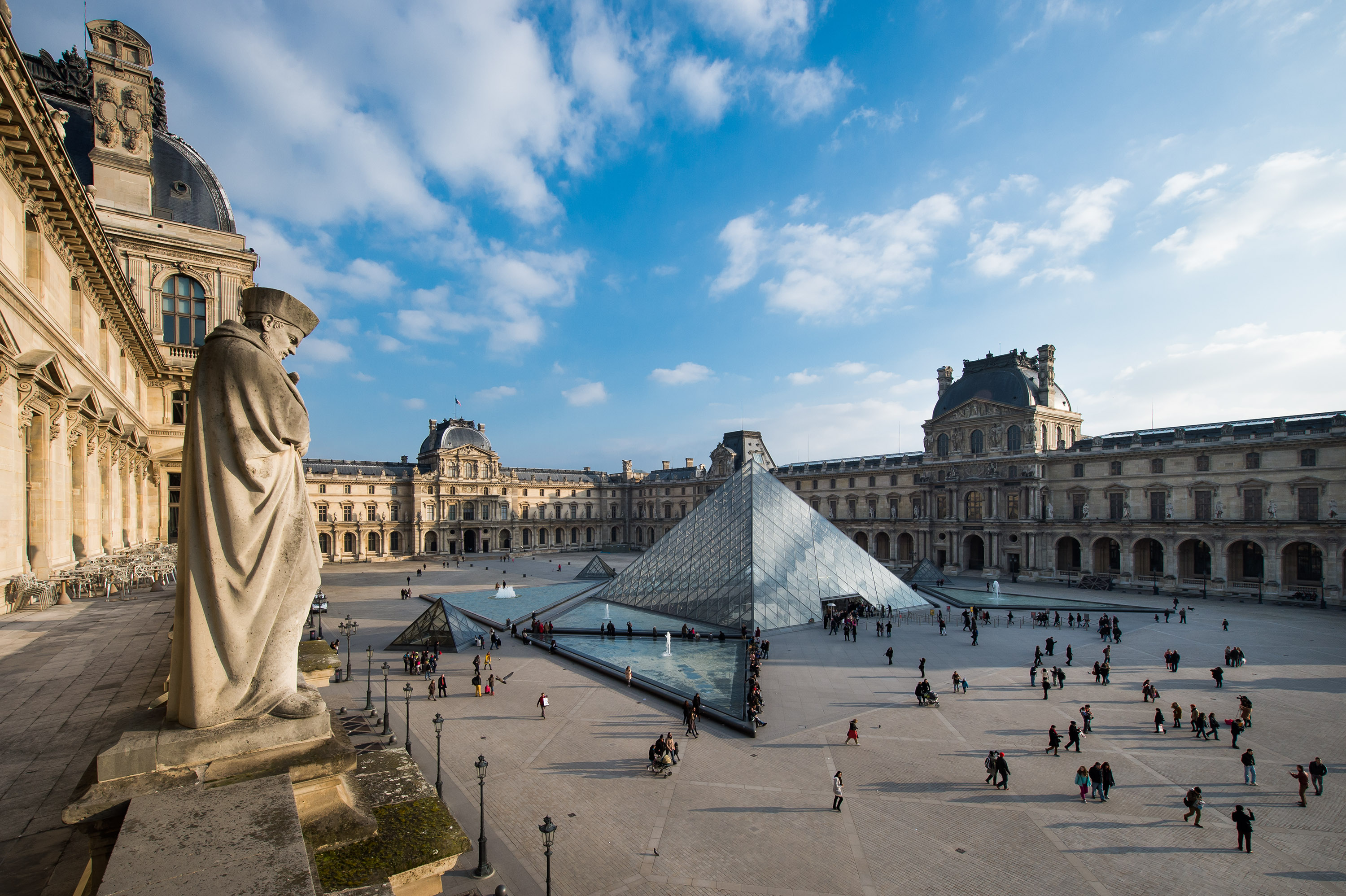 Robo de película en el Louvre: ladrones se llevan joyas de Napoleón en siete minutos
