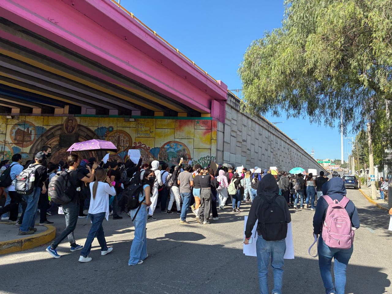 Crisis en la UASLP por presunta violación grupal; estudiantes exigen justicia y renuncia de autoridades