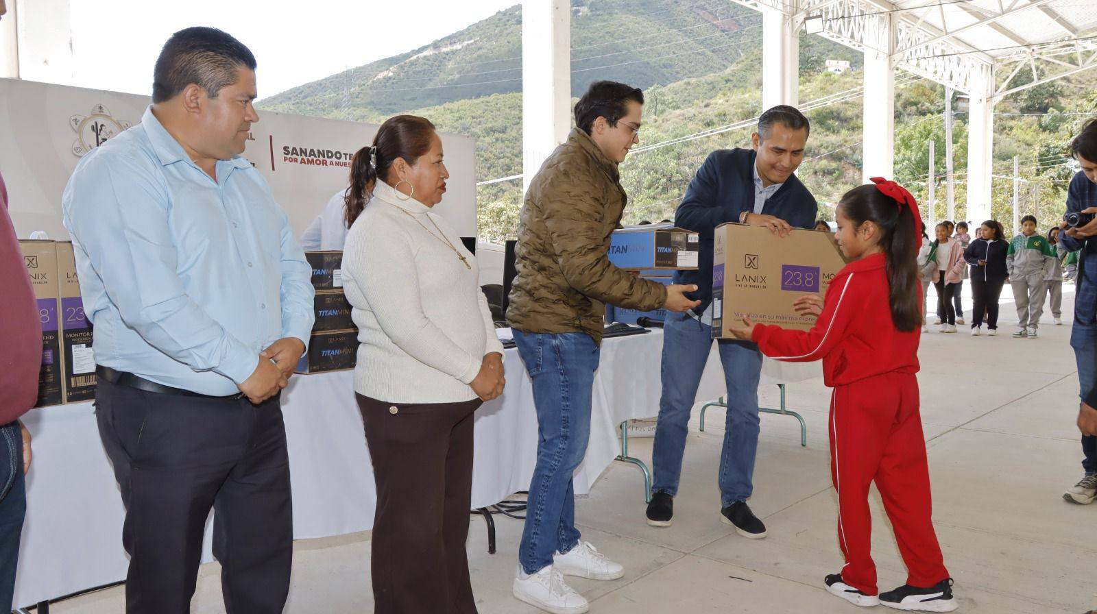 Tehuacán impulsa la educación con entrega de computadoras y materiales escolares