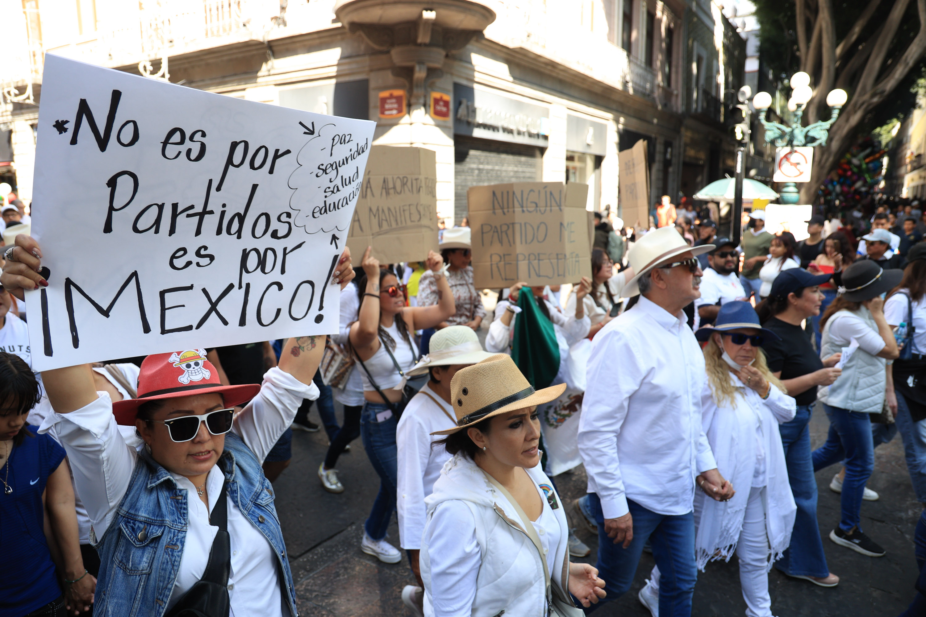 La marcha \"Generación Z\" en Puebla reunió principalmente a personas adultas y dejó incidentes aislados durante su paso hacia Casa Aguayo.