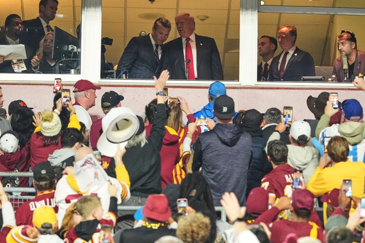 Trump reaparece en la NFL y se lleva una ola de abucheos en Washington