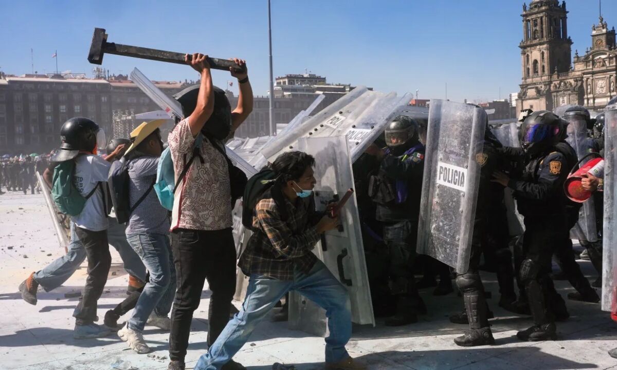 El Poder Judicial de la CDMX vinculó a proceso a 13 de los 18 detenidos tras la marcha de la Generación Z; dos de ellos enfrentarán cargos por homicidio en grado de tentativa.