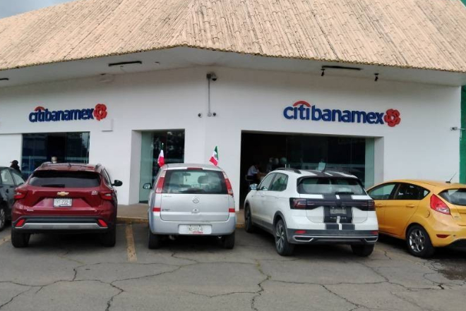 Asaltaron a cuentahabiente y le quitan 398 mil pesos en el estacionamiento de Plaza San Pedro