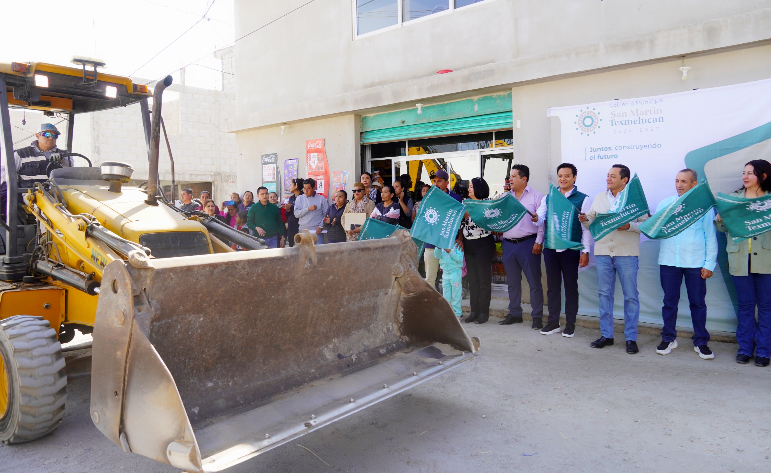 Inicia pavimentación en San Cristóbal Tepatlaxco con inversión de 3.9 millones de pesos