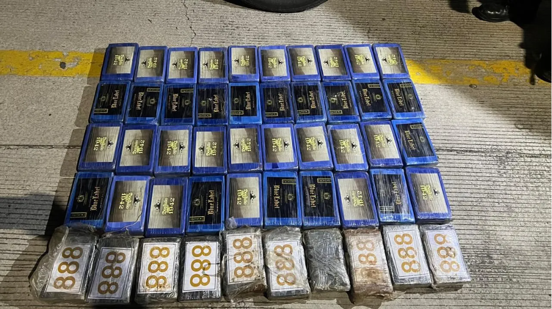 Aseguran camioneta con 50 paquetes de posible droga en Amozoc tras aviso ciudadano