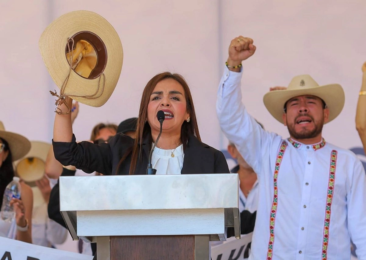 Grecia Quiroz solicita al IMPI el registro de la marca “Carlos Manzo” y del “Movimiento Independiente del Sombrero”
