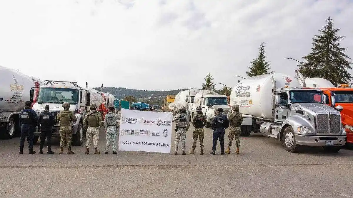 Aseguran 25 pipas con 82 mil litros de combustible ilegal en Tepeaca durante operativo federal y estatal