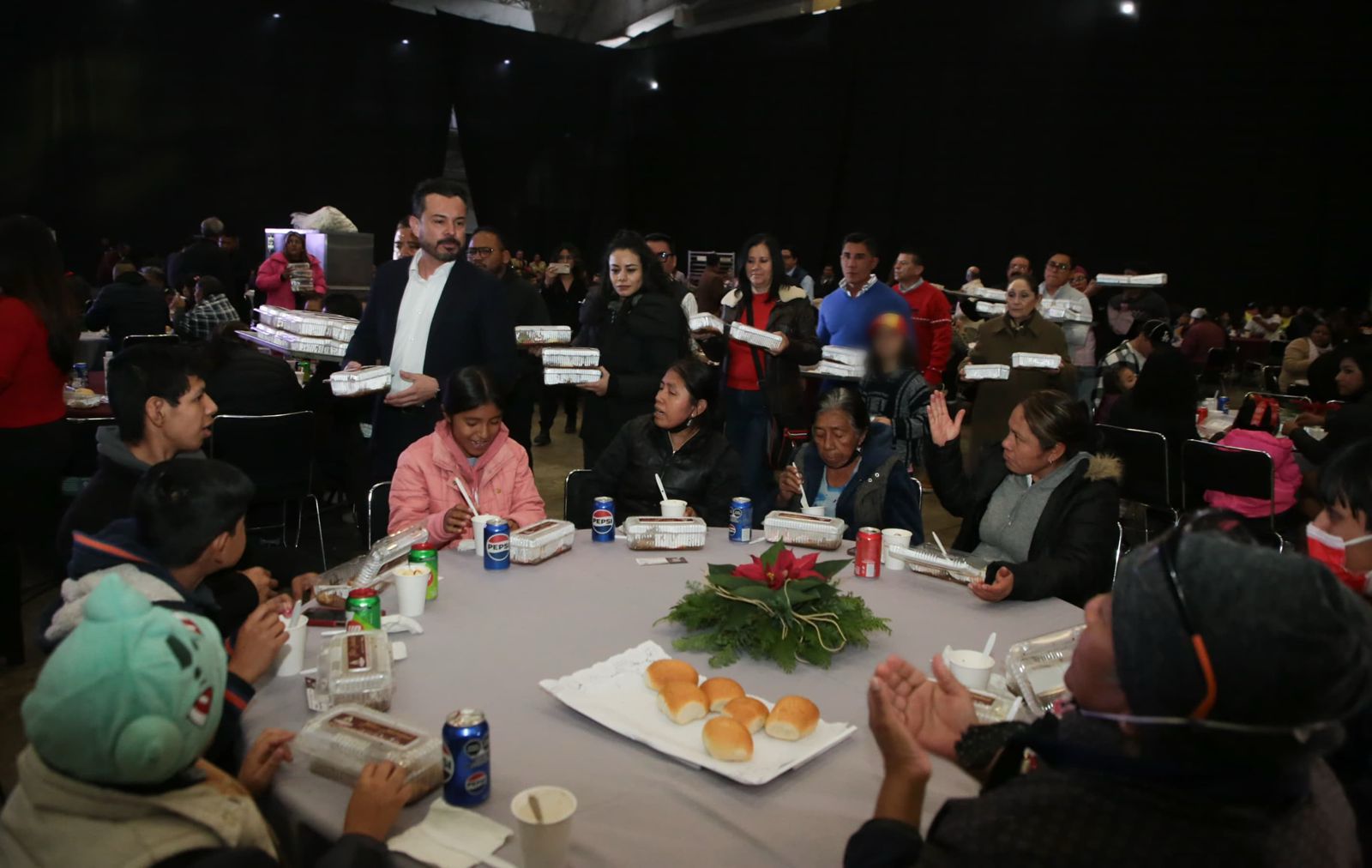 Más de 3 mil familias celebraron la Navidad en el Centro Expositor con cena comunitaria en Puebla