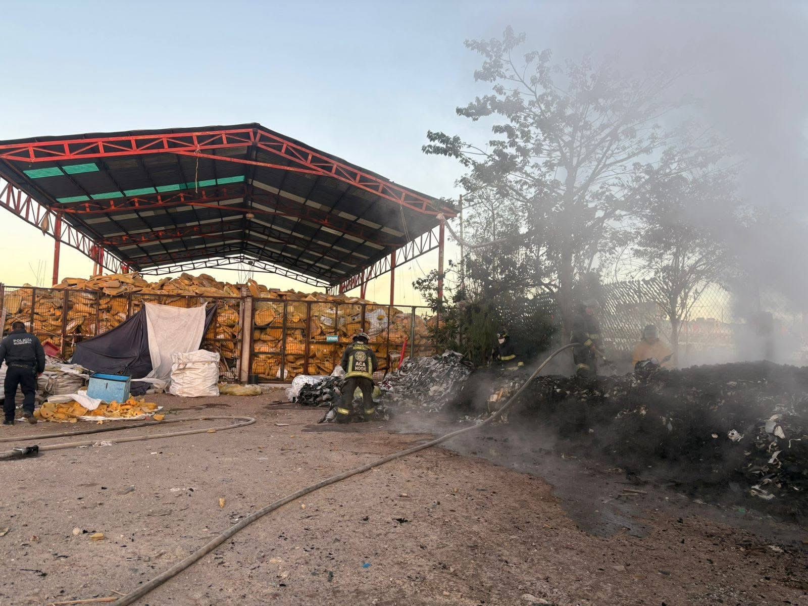Se incendia recicladora en Coronango; autoridades investigan posible acto intencional