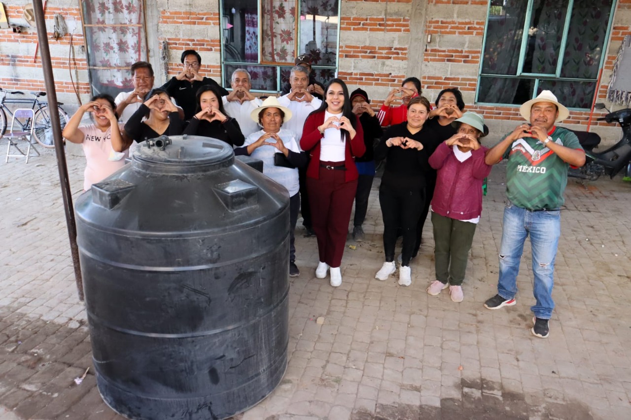 San Pedro Cholula entrega depósitos de agua en San Cristóbal Tepontla para apoyar a familias vulnerables