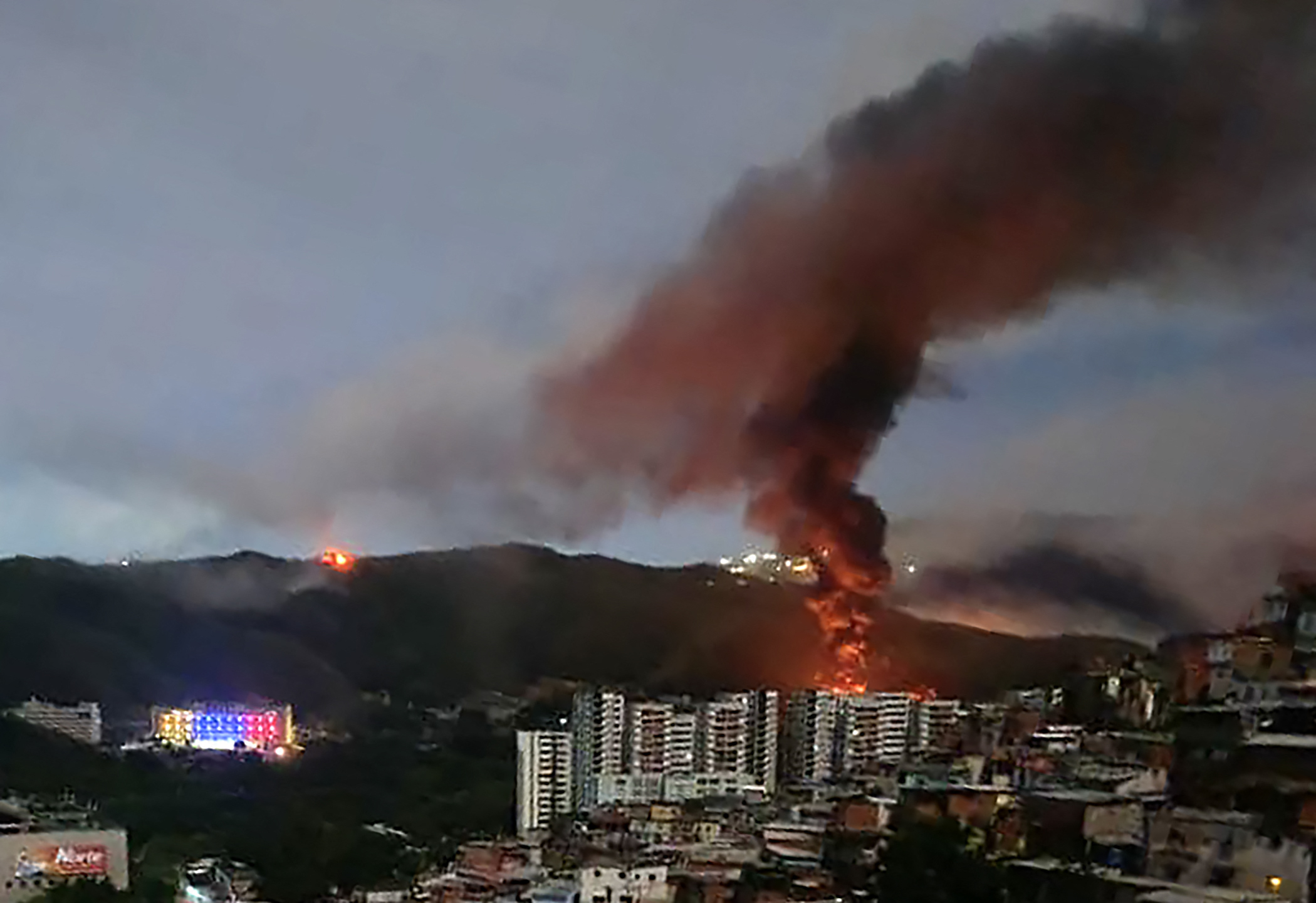 Al menos 40 muertos tras ataque de Estados Unidos en Venezuela, según NYT