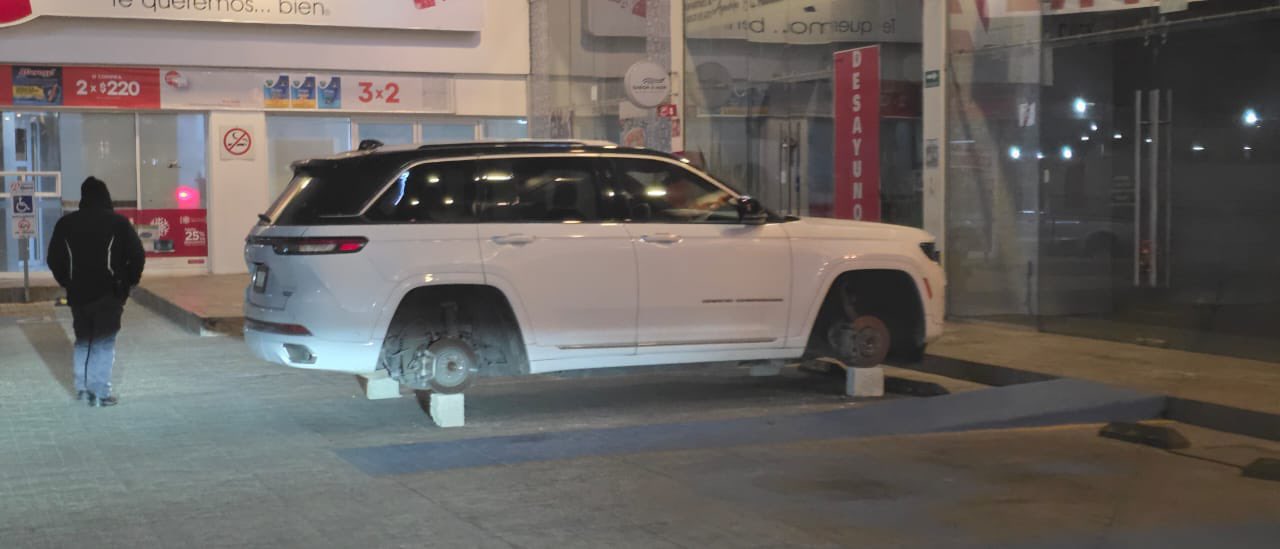 Robo en Plaza Ventura exhibe inseguridad: camioneta quedó sobre tabiques