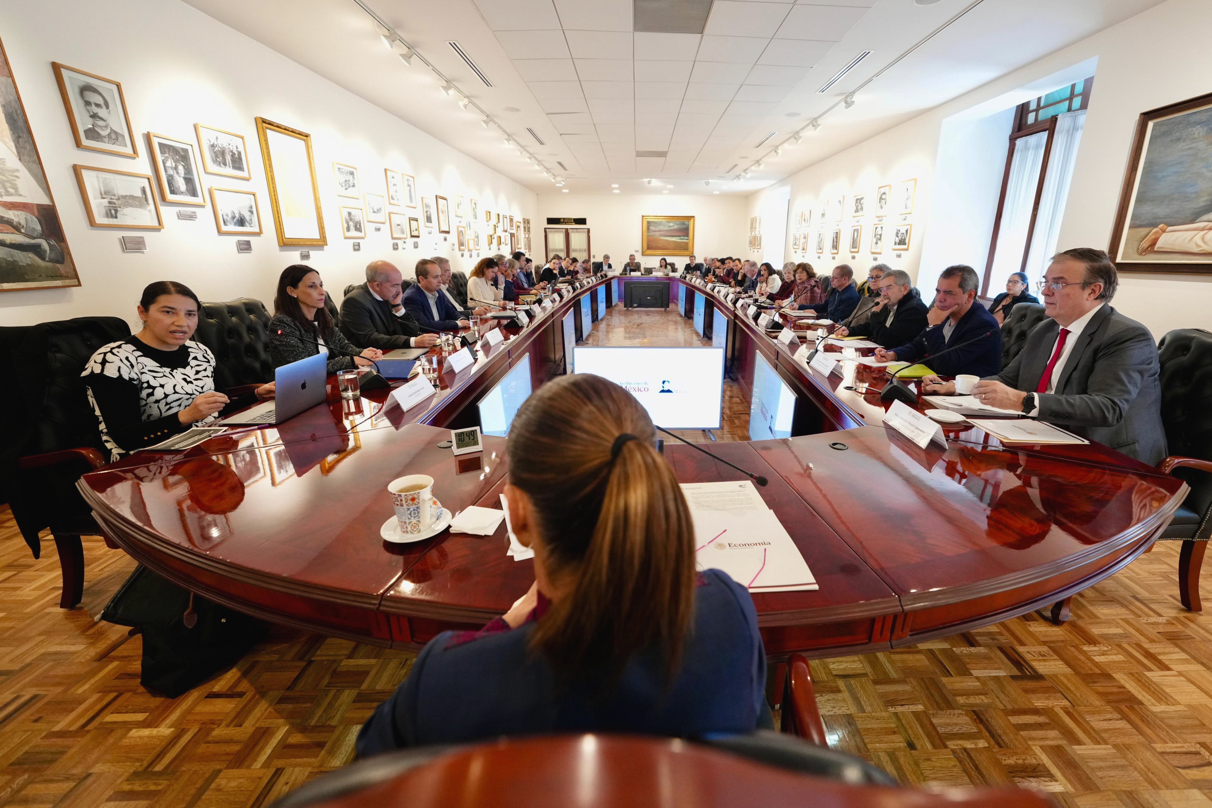 Sheinbaum se reúne con economistas en Palacio Nacional para analizar crecimiento económico de México