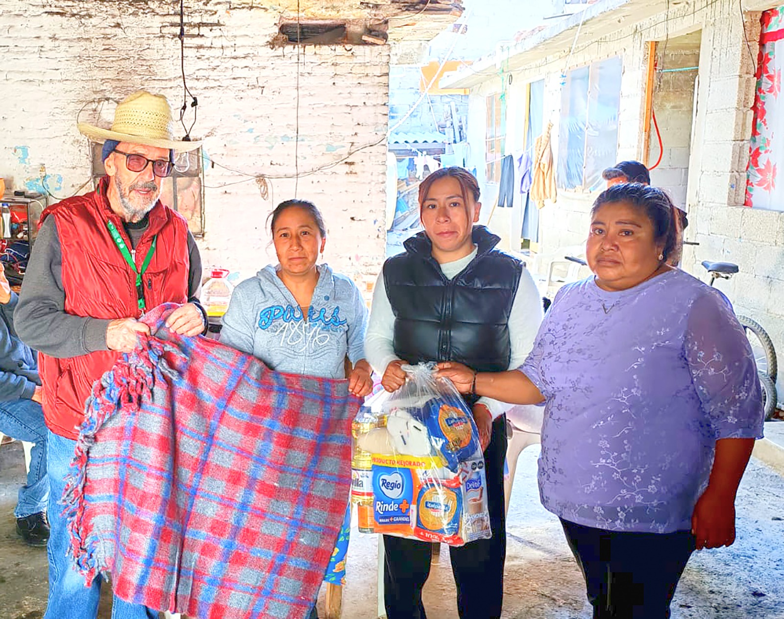 Gobierno de Texmelucan entrega apoyos a grupos vulnerables