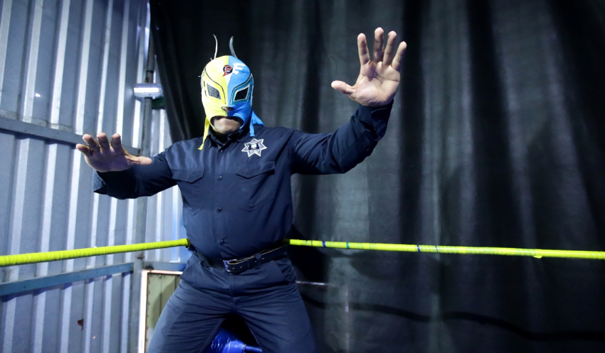 Procesan a “Pegasso”, policía municipal y luchador que agredió su hijo menor