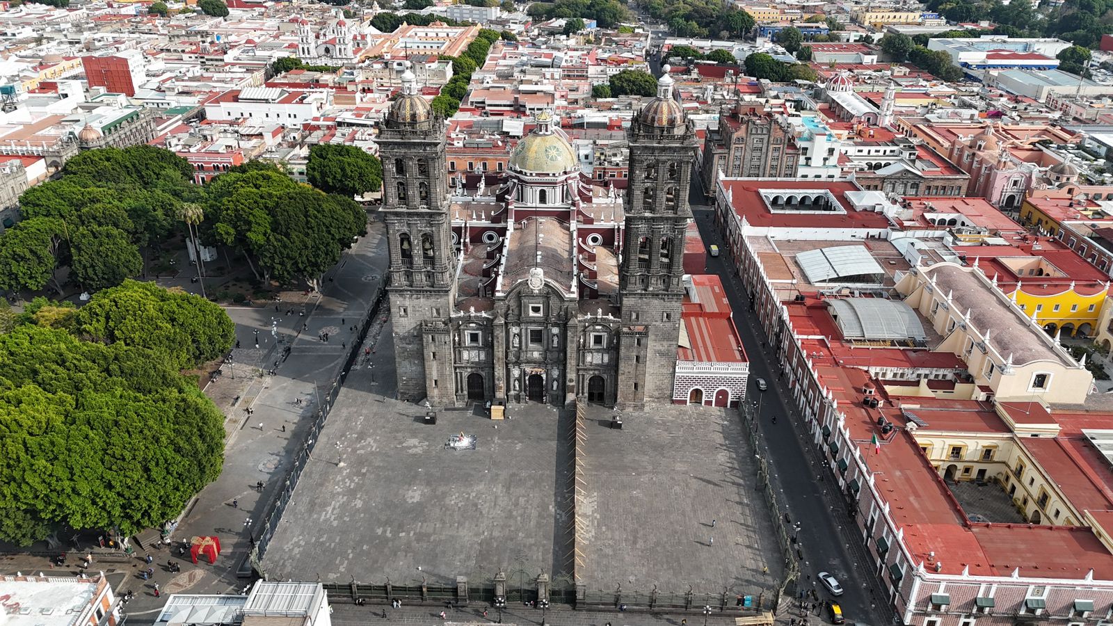 Rehabilitan atrio de la Catedral de Puebla para preservar patrimonio histórico y fortalecer el turismo cultural