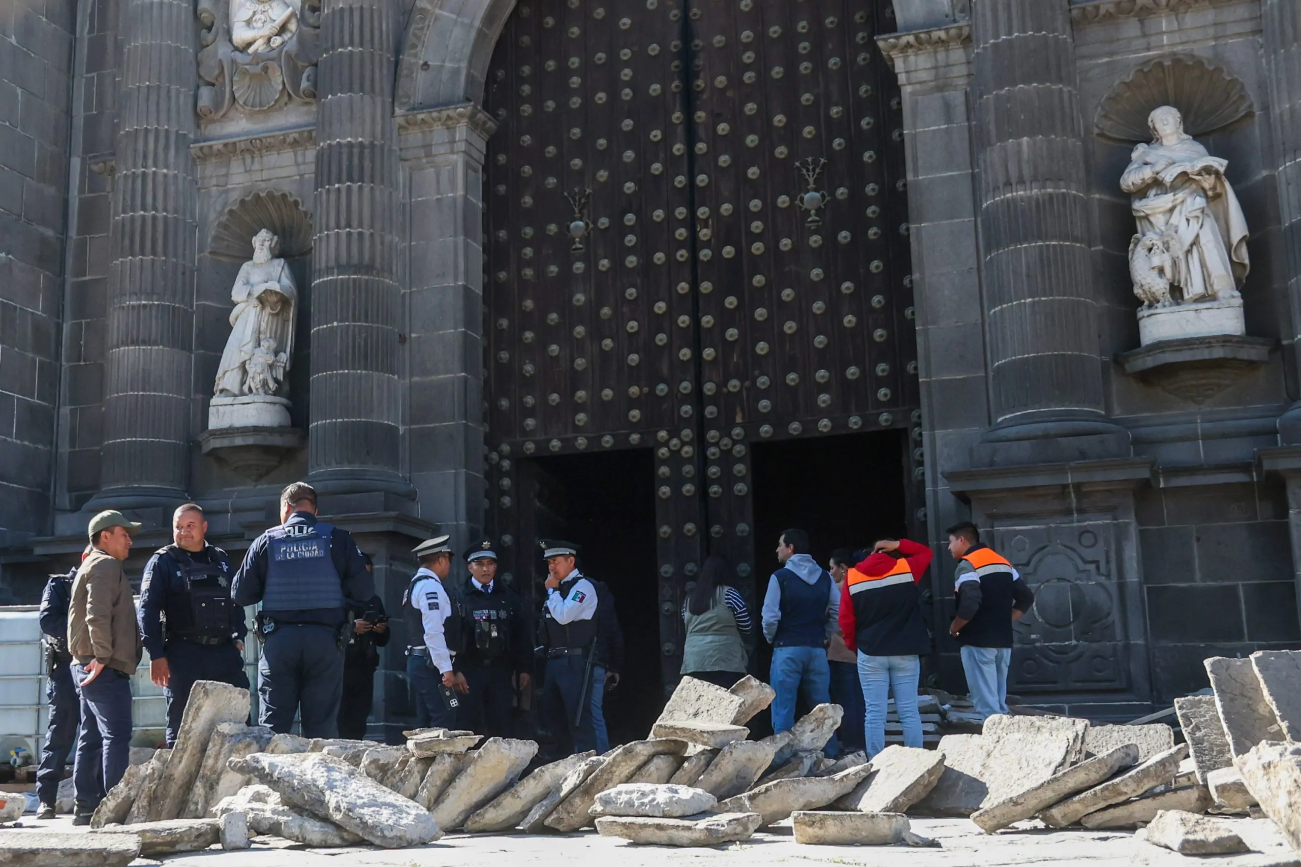 Gobierno de la Ciudad coordina atención tras incendio en la Catedral de Puebla