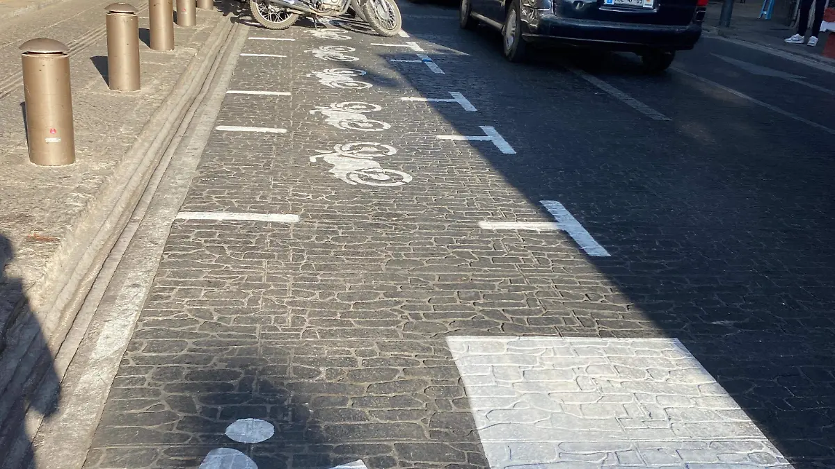 Comerciantes borran cajones de estacionamiento para evadir parquímetros en Puebla