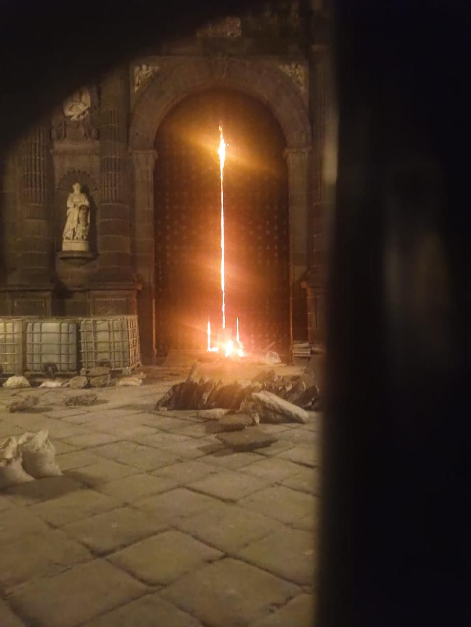 Incendian puerta de la Catedral de Puebla durante la madrugada